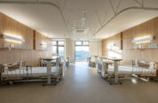 横浜町田関節脊椎病院診療ベッド